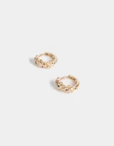 Aros tipo argolla dorados con apliques de flores y strass.