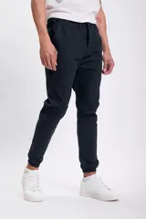 Pantalón jogger negro con puños elásticos.
