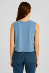 Musculosa celeste con estampado frontal de texto en verde.