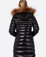 Campera negra con capucha y detalles de pelo, acolchada y de corte largo, ideal para el frío.