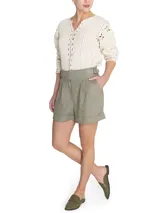 Short de tiro alto color verde oliva confeccionado en lino orgánico, con cierre cruzado, hebillas en los costados, bolsillos y pinzas.
