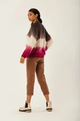 Cárdigan tejido a rayas horizontales con degradé de color, con cuello en V, mangas largas y cierre frontal con botones de madera.