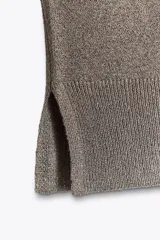 Jersey de punto color marrón con hilo metalizado, cuello redondo y manga larga.