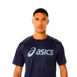 Remera Asics blanca de hombre, de manga corta, con logo de la marca estampado en el pecho en color azul. Fabricada con tejido transpirable de poliéster reciclado.