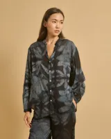 Camisa de manga larga color negro con estampado de hojas grises, corte recto, con botones y escote en V.
