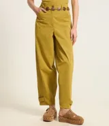 Pantalón balloon de sarga color verde oliva, con cintura alta, trabillas, cierre con botón y cremallera, bolsillos delanteros y detalle de martingale en la parte baja.