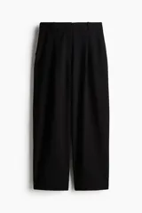 Pantalón negro de corte recto y holgado, con textura de sarga y tiro alto. Tiene detalle en V en la parte posterior de la pretina, cierre con botón y corchete ocultos, piernas anchas con pinzas adelante, bolsillos laterales discretos y bolsillos de atrás de parche.