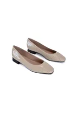 Chatas color trigo con diseño acharolado y punta semi cuadrada.