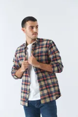 Camisa de cuadros para hombre, con fit slim, manga larga, y logo bordado.
