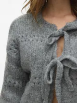 Cárdigan gris de punto grueso con cuello redondo, mangas largas y lazos para atar en el frente.