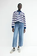 Pantalón de jean celeste de corte ancho, tiro alto y largo cropped.