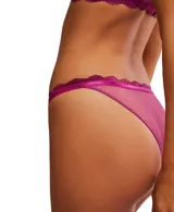 Conjunto de lencería azul con lunares, compuesto por un corpiño de encaje con aro y una tanga de encaje.