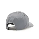 Gorra de béisbol gris con logo de Penguin en etiqueta rectangular al frente.