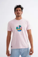 Remera de manga corta color rosa con diseño gráfico en el pecho.