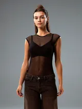 Top negro de malla transparente con cuello redondo y mangas cortas.