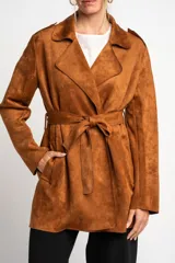 Trench color marrón de gamuza vegana, con cuello solapa, doble botonadura y cinturón.