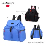 Mochila azul con diseño acolchado, cierre con cordón ajustable y tapa con broche. Tiene bolsillos laterales y frontales con cierre. Las asas son negras con letras de la marca en blanco.