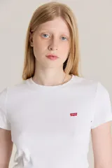 Remera blanca de algodón con logo de Levi's en el pecho.