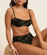 Bikini top con estampa de palmeras, modelo media taza con breteles ajustables, aro y lazo en la espalda. Confeccionado en microfibra.
