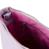 Bandolera lila de símil cuero con cierre superior, correa fija, herrajes plateados y un compartimento principal con un bolsillo interno con cierre y otro abierto.