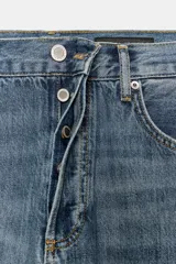 Jeans de mujer tiro medio, corte ancho (baggy) y pierna recta, con efecto lavado azul claro. Presenta cinco bolsillos y bajo acabado con vuelta ancha.