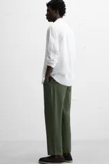 Pantalón azul marino de corte amplio, confeccionado en tejido de mezcla de algodón y lino. Cuenta con cintura elástica ajustable con cordón, bolsillos frontales y bolsillos traseros de vivo.