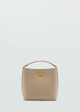 Bolso tipo bucket color beige con asa corta y asa larga ajustable y removible. Cierre metálico con candado decorativo.
