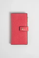 Billetera larga color fucsia con textura símil piel de serpiente, cierre con broche a presión y cierre de cremallera.