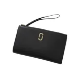 Cartera de pulsera Marc Jacobs negra de cuero suave con cierre de cremallera, logo dorado, correa de muñeca extraíble y múltiples compartimentos interiores para teléfono, efectivo y tarjetas.
