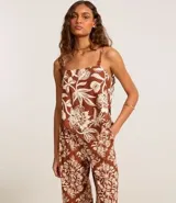 Pantalón pantalona con cintura alta, cintura ancha con botones forrados en los laterales y estampa tropical estilo pañuelo con flores.