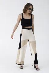 Crop top blanco de tejido de punto acanalado, con breteles anchos y escote cuadrado.