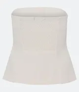 Blusa estilo corset color blanco, con escote recto, sin mangas, abotonado frontal y solapas aplicadas.