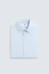Camisa celeste de corte regular, con cuello italiano, mangas largas con puños abotonados y cierre frontal con botones.
