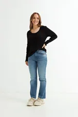 Sweater de punto color blanco, de corte ajustado y mangas largas.