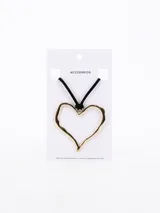 Collar con dije de corazón dorado y cordón negro.