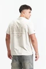 Remera color crema de manga corta con estampado en la espalda con diseño de plumas de pavo real y texto "Stars Music Sound Mistral Los Angeles California".