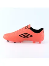 Championes de fútbol Umbro Clasic II HG, color azul marino con detalles en naranja y logo Umbro en blanco.