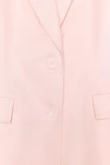 Blazer color rosa confeccionada en lino, con cuello solapa, manga corta con hombreras, bolsillos delanteros con solapa, cintura entallada y cierre frontal con botones.