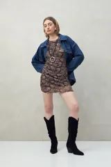 Vestido corto de mangas largas con estampado animal print en tonos tierra. El fruncido en el frente realza la silueta.