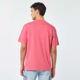 Remera rosa de corte recto y mangas cortas.