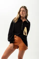 Short de cuero color camel, de tiro alto y corte ajustado.