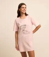 Camisón corto rosado de algodón con cuello redondo y mangas cortas. Estampado con dos focas y texto en portugués.
