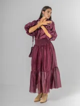 Falda larga confeccionada en organdí de algodón italiano color bordó. Presenta una cintura ancha elastizada con técnica de nido de abeja y un diseño con volado en el ruedo que aporta movimiento.