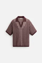 Polo relaxed fit de punto color borgoña con diseño geométrico en beige. Cuello solapa con abertura frontal, manga corta y acabados en rib.
