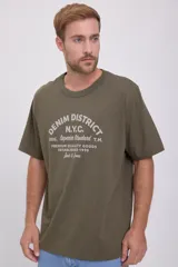 Camiseta verde militar de manga corta y cuello redondo, con estampado frontal en color blanco con tipografía estilo vintage con la leyenda "Denim District N.Y.C. Reg. Superior Standard T.M. Premium Quality Goods Established 1990 Jack & Jones".