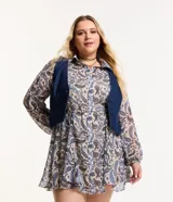 Vestido corto estilo camisa en tejido chiffon con estampado paisley, cuello camisero, abotonado delantero, mangas largas con puños elásticos, lazo en la cintura y forro estilo combinación.