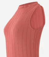 Vestido midi negro de punto acanalado, sin mangas y con cuello alto.