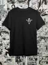 Remera negra de algodón con estampado del monstruo Kuriboh alado de Yu-Gi-Oh! en el pecho.
