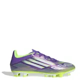 Championes de fútbol Adidas F50 Club FG/MG, color violeta con detalles en verde y blanco.