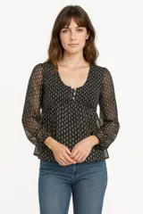 Blusa con estampado de paisley en blanco y negro, con escote redondo y mangas largas abullonadas.